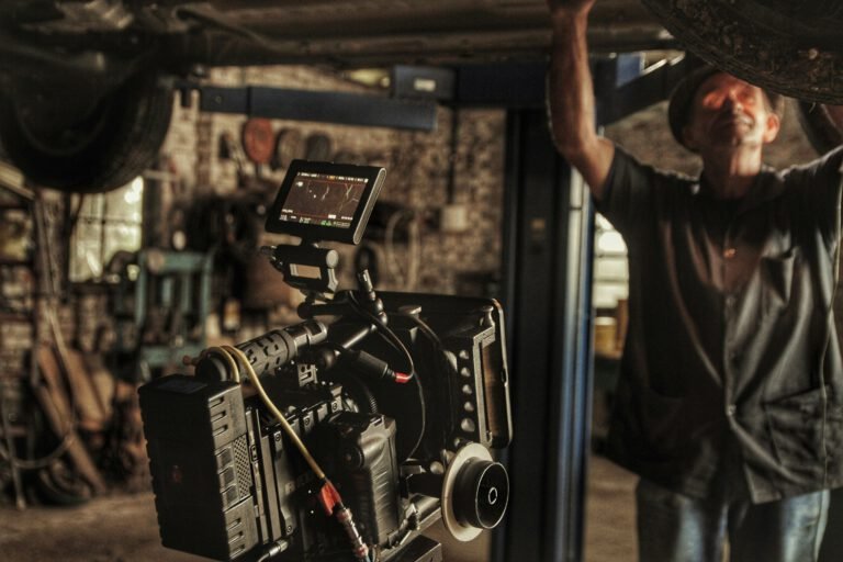 Diretor ajustando câmera de filmagem em set de cinema brasileiro, representando o renascimento da produção audiovisual nacional.