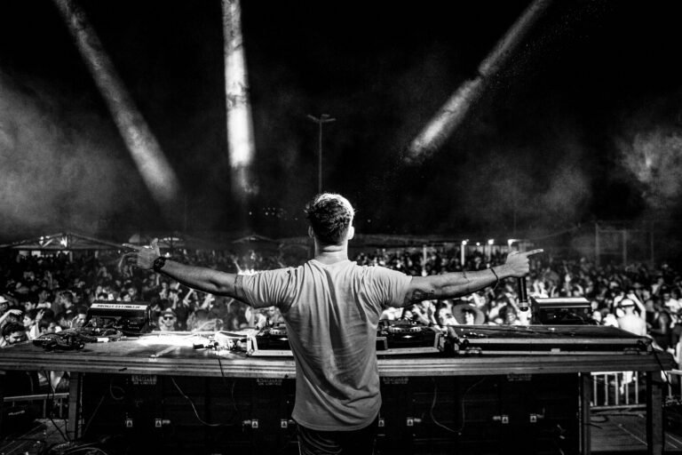 DJ tocando diante de uma multidão em um festival de música eletrônica, representando a nova cena sonora e cultural do Brasil.