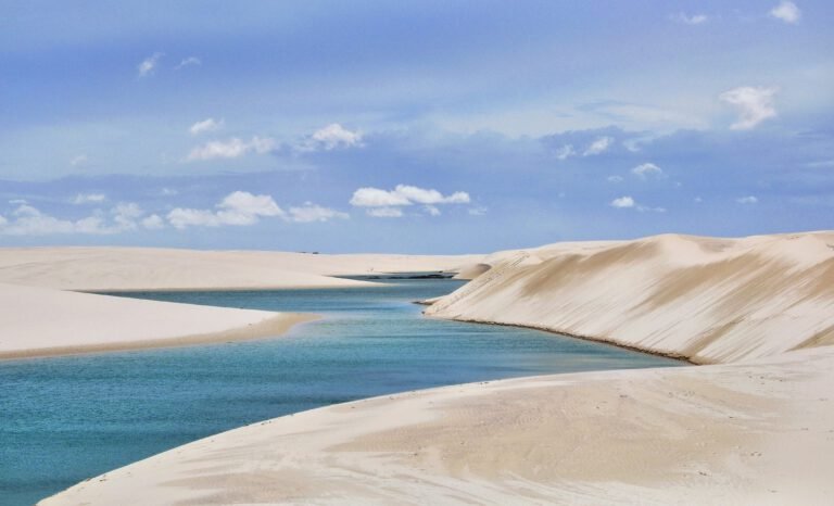 Dunas brancas e lagoas azuis nos Lençóis Maranhenses, representando o cenário natural da Rota das Emoções entre Ceará, Piauí e Maranhão.