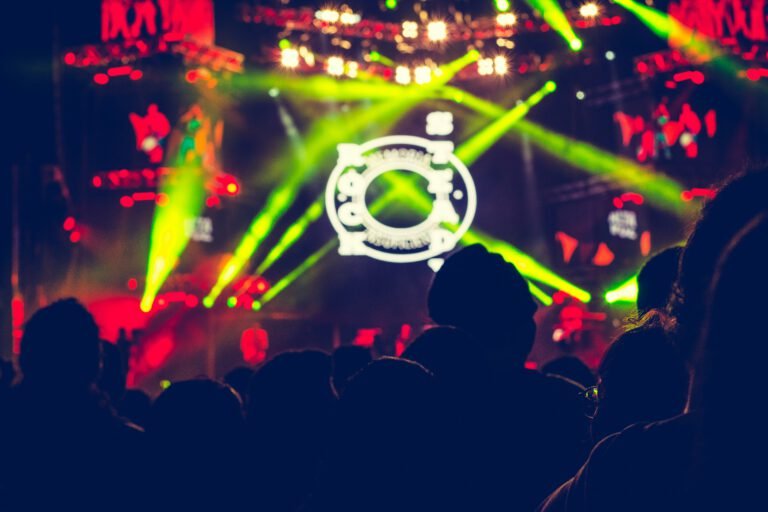 Sob o sol da Bahia e o brilho das estrelas, milhares de pessoas dançam na areia, em um transe coletivo que parece não pertencer a este mundo. Este é o Universo Paralello, um dos maiores e mais icônicos festivais de cultura alternativa do planeta. Nascido no ano 2000, o evento acontece a cada virada de ano na mágica Praia de Pratigi, em Ituberá (BA), e é muito mais do que um festival de música eletrônica. É um ecossistema temporário onde arte, espiritualidade, sustentabilidade e liberdade se encontram, criando um planeta paralelo regido pela música, pela conexão e pela celebração da diversidade humana. O Cenário: Pratigi, o Paraíso Baiano A escolha de Pratigi como palco não é um acaso. A praia, um santuário de areia branca e mar quente, cercada por coqueiros e pela densa Mata Atlântica, possui uma energia mística que é parte fundamental da experiência. A natureza não é apenas um pano de fundo; ela é uma participante ativa do festival. A simbiose entre as instalações artísticas e a paisagem natural cria uma atmosfera de encantamento, onde cada canto revela uma nova surpresa. É um lugar que naturalmente amplifica o sentido de comunidade, introspecção e, claro, celebração. Dançar em Pratigi é sentir a força da terra pulsando junto com a batida. As Raízes e a História A história do Universo Paralello começa no idealismo da virada do milênio, com um grupo de artistas, DJs e sonhadores ligados à cena trance psicodélico que florescia no Brasil. Inspirados por festivais europeus como o Boom, em Portugal, e o Ozora, na Hungria, eles buscaram criar um espaço onde a música, a arte e a espiritualidade pudessem coexistir de forma livre e autêntica. O que começou como um encontro underground para poucos amigos evoluiu organicamente, edição após edição, para um evento multicultural de proporções globais, atraindo hoje um público de mais de 70 países. Mesmo com seu crescimento monumental, o festival mantém seu caráter independente, alternativo e visionário. O Som do Universo Paralello A música é o coração pulsante do festival, uma jornada sonora que dura dias e atravessa noites. A trilha sonora é vasta e eclética, com o trance psicodélico sendo a espinha dorsal, mas abrindo espaço para o techno, o downtempo, o organic house, o chill out e a música étnica em seus múltiplos palcos. O que torna a experiência única não é apenas a curadoria musical de ponta, mas o contexto em que ela acontece. É a sensação de dançar descalço na areia sob um céu de estrelas cadentes, de ver o sol nascer no horizonte do mar ao lado de milhares de pessoas em comunhão, e de viver o som não apenas como entretenimento, mas como uma experiência espiritual. “O som aqui não é só música — é vibração, cura e comunhão”. Comunidade, Arte e Consciência Andar pelo Universo Paralello é como caminhar por um museu a céu aberto, um laboratório de convivência e expressão. A cada passo, o festival surpreende com intervenções artísticas monumentais, performances circenses e instalações de luz que transformam a paisagem em um sonho psicodélico. Além da festa, o evento é um centro de aprendizado e autoconhecimento. O Circulou, espaço dedicado à consciência, oferece uma programação rica com workshops de yoga, meditação, permacultura e terapias holísticas. Há também uma vibrante feira de artesanato e moda alternativa, além de palestras sobre ecologia e expansão da consciência. É um lugar onde a sustentabilidade e a espiritualidade caminham juntas, provando que é possível celebrar em harmonia com o planeta. O Estilo de Vida Paralelo Quem frequenta o Universo Paralello? A resposta é tão diversa quanto o próprio festival. São nômades digitais, artistas, DJs, viajantes de todas as idades e buscadores espirituais de todos os cantos do mundo. O que une essa tribo heterogênea é um profundo desejo de autenticidade e liberdade. O clima é de total respeito e aceitação. A estética reflete esse espírito: corpos pintados, roupas coloridas, símbolos tribais e muito brilho se misturam à arte psicodélica das luzes e projeções. A sensação coletiva é poderosa e pode ser resumida em uma frase que ecoa pelo festival: “ninguém julga, todos dançam”. O Impacto Cultural e o Legado O legado do Universo Paralello transcende os dias do festival. Ele foi um dos grandes catalisadores da cena de música eletrônica no Brasil, ajudando a consolidar o país no mapa global dos grandes eventos de cultura alternativa. Transformou a região de Ituberá, na Bahia, em um polo de turismo que atrai um público em busca de experiências autênticas e conectadas à natureza. Mais do que isso, inspirou uma nova geração de eventos sustentáveis e experiências transformadoras por todo o Brasil, conectando-se a um movimento global de despertar da consciência coletiva e de uma espiritualidade moderna, livre de dogmas e integrada à vida. Conclusão O Universo Paralello é uma experiência que desafia descrições fáceis. É um portal para um mundo onde a utopia se torna realidade por alguns dias. É a prova de que é possível criar um espaço de convivência baseado no amor, no respeito e na celebração da vida em todas as suas formas. É um rito de passagem, uma jornada para dentro e para fora, que deixa marcas indeléveis na alma. Quando o som se apaga e o sol nasce pela última vez sobre a Praia de Pratigi, ninguém volta o mesmo. O Universo Paralello é mais do que um festival — é uma lembrança de que a vida pode ser uma dança eterna entre corpo, natureza e espírito.